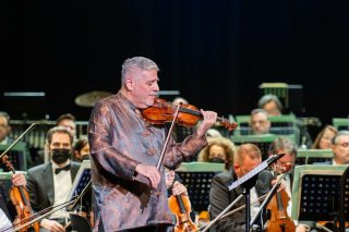 Ο βιολονίστας Γιάννης Γεωργιάδης ερμηνεύει το «Κοντσέρτο για βιολί» του Κατσατουριάν, συνοδευόμενος από την ΣΟΔΑ υπό τον Ανδρέα Τσελίκα